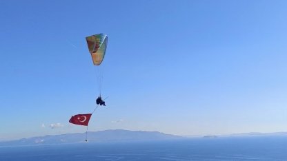 Cumhuriyet Bayramı'nı Türk bayraklı uçuşla kutladı