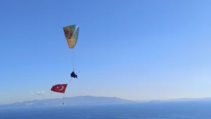Cumhuriyet Bayramı'nı Türk bayraklı uçuşla kutladı