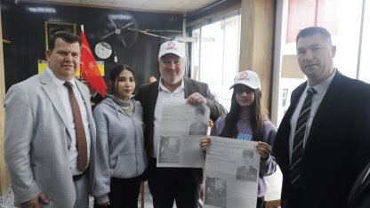 Cumhuriyet'in 102’nci yılında 102 öğrenci gazete, bayrak ve şapka dağıttı
