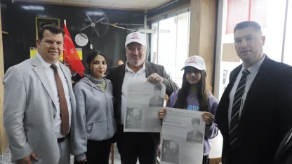 Cumhuriyet'in 102’nci yılında 102 öğrenci gazete, bayrak ve şapka dağıttı