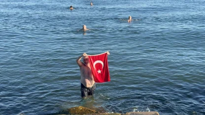 Cumhuriyet'in 102'nci yılını denizde Türk bayrağı açarak kutladılar