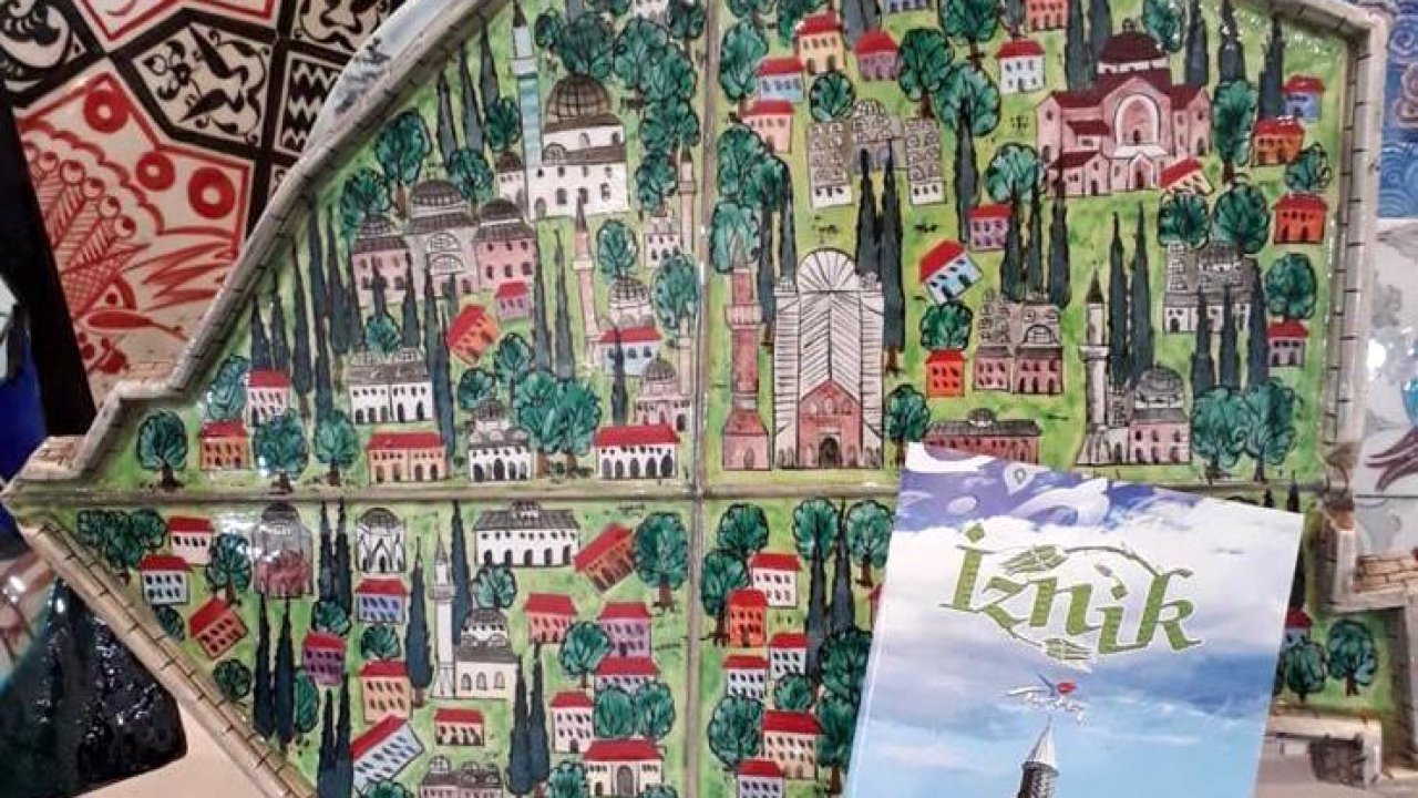 ‘Devlet sanatçısı’ çini ustası, İznik’i resmettiği eserini Papa için hazırlıyor