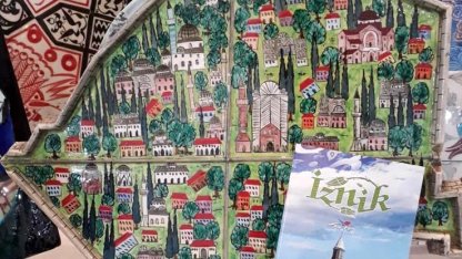 ‘Devlet sanatçısı’ çini ustası, İznik’i resmettiği eserini Papa için hazırlıyor