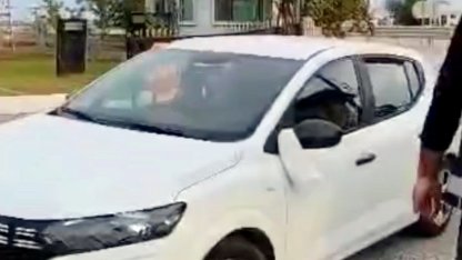 'Düğün konvoyu aracı' görünümlü otomobilde, 1 hükümlü ile 5 kaçak göçmen yakalandı