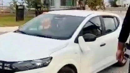 'Düğün konvoyu aracı' görünümlü otomobilde, 1 hükümlü ile 5 kaçak göçmen yakalandı