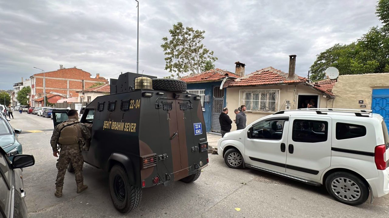 Edirne&#039;de bir evde 15 kaçak göçmen ile 4 FETÖ şüphelisi yakalandı