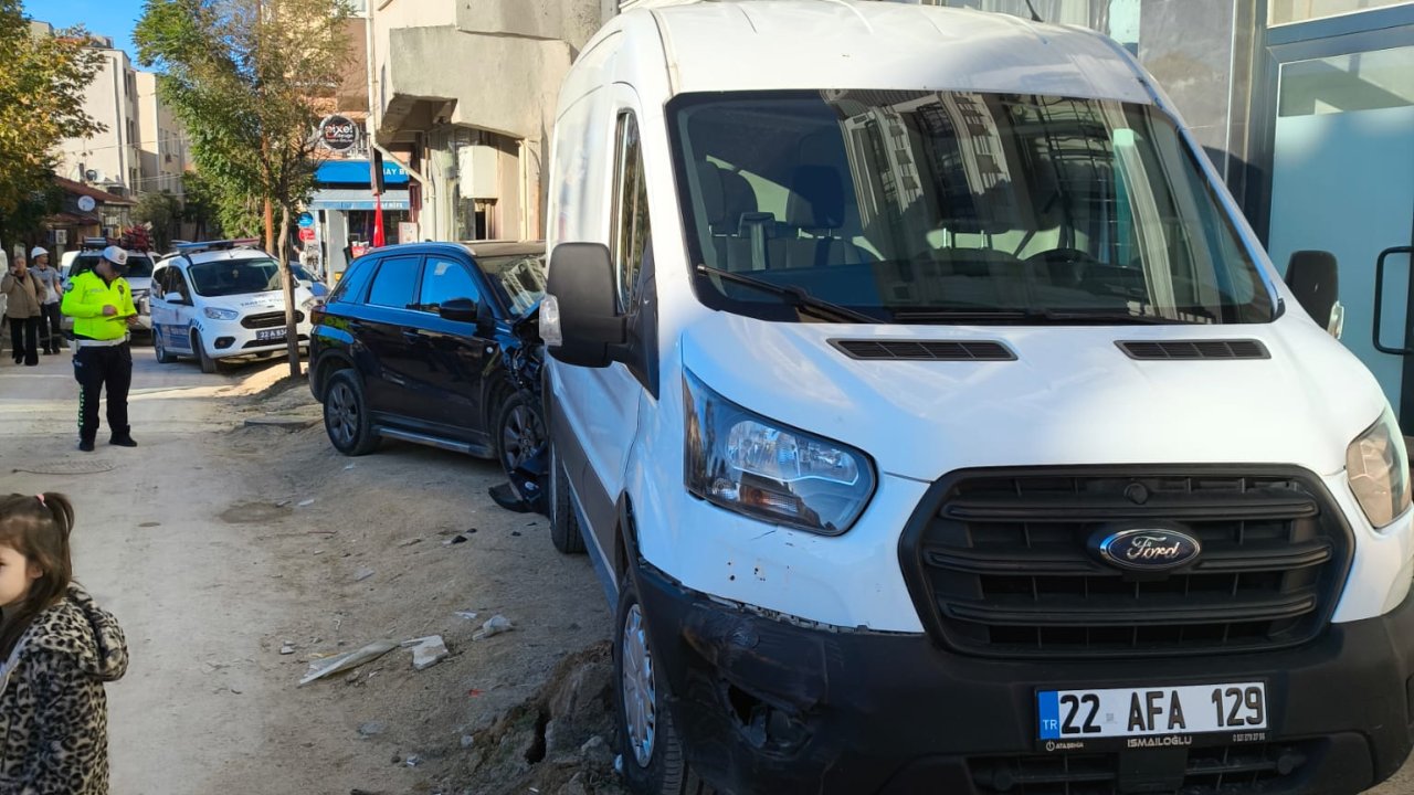 Edirne’de otomobil park halindeki kamyonete çarptı: 2 yaralı