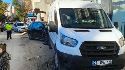 Edirne’de otomobil park halindeki kamyonete çarptı: 2 yaralı