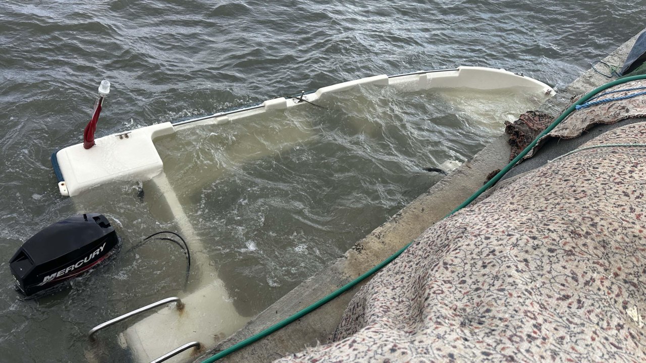 Edremit Körfezi’nde lodos fırtınası nedeniyle bazı küçük balıkçı tekneleri battı