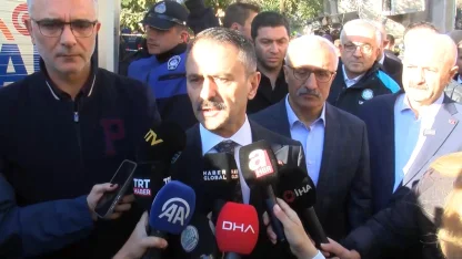 Gebze'de bina çöktü; 5 kişilik aileye ulaşılmaya çalışıyor