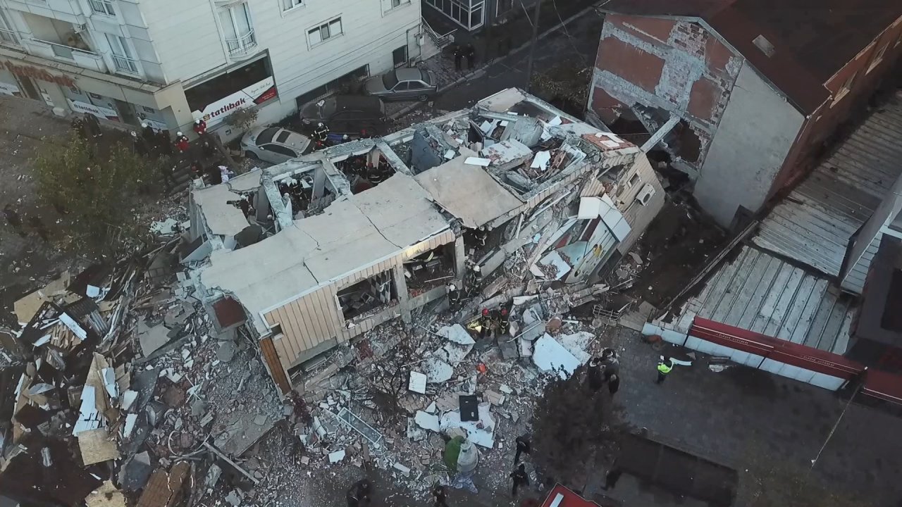 Gebze'de bina çöktü; enkaz havadan görüntülendi