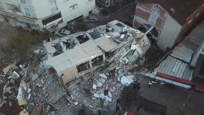 Gebze'de bina çöktü; enkaz havadan görüntülendi