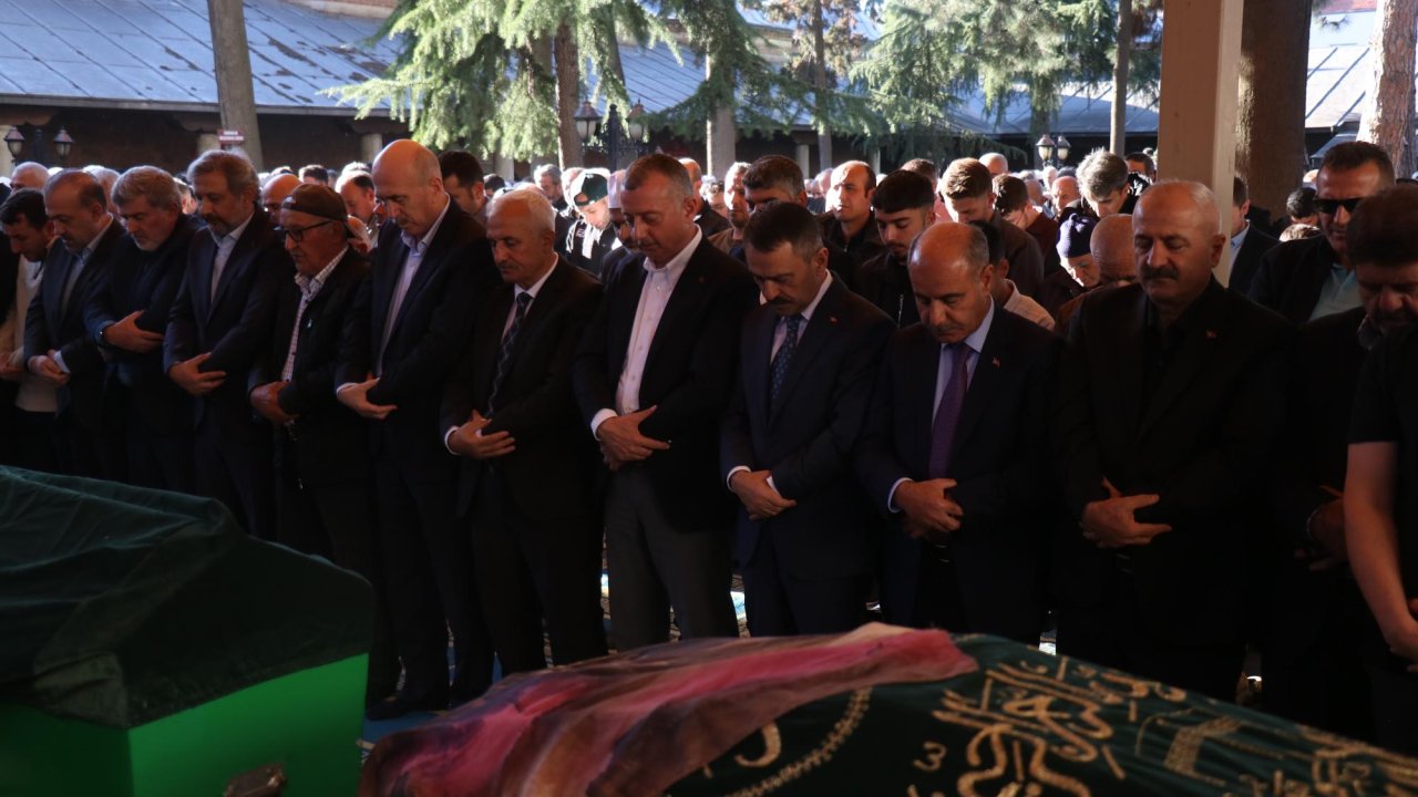 Gebze’de çöken binada yaşamını yitiren aynı aileden 4 kişi toprağa verildi