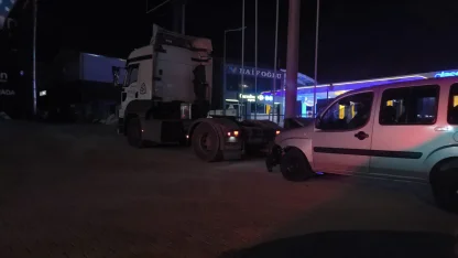 Hafif ticari araç, TIR’a arkadan çarptı: 2 yaralı