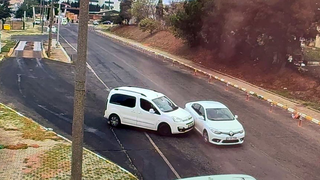 Hafif ticari aracın çarptığı otomobilde 1 kişi yaralandı; kaza kamerada