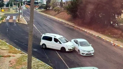 Hafif ticari aracın çarptığı otomobilde 1 kişi yaralandı; kaza kamerada