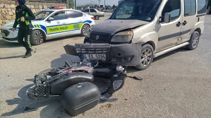 Hafif ticari araçla çarpışan motosiklet sürücüsü yaralandı