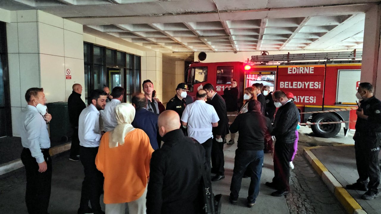 Hastanede böbrek taşı kırma cihazında yangın çıktı; duman nedeniyle poliklinikler boşaltıldı / Ek fotoğraflar