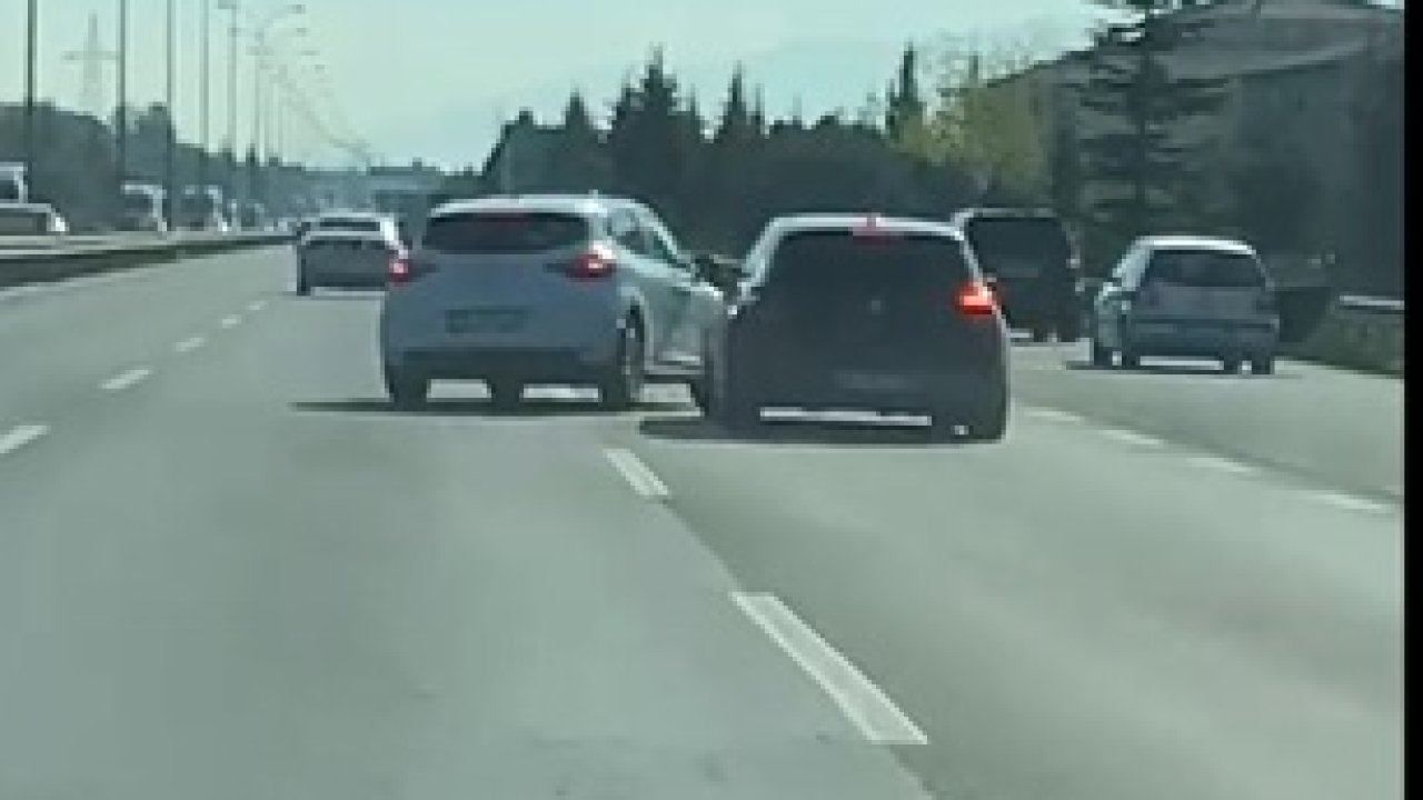İçerisinde bebek olan aracı sıkıştırıp, makas attı; otomobil ile araçlara çarptı