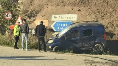 İnegöl’de iki hafif ticari aracın çarpıştığı kazada 5 kişi yaralandı