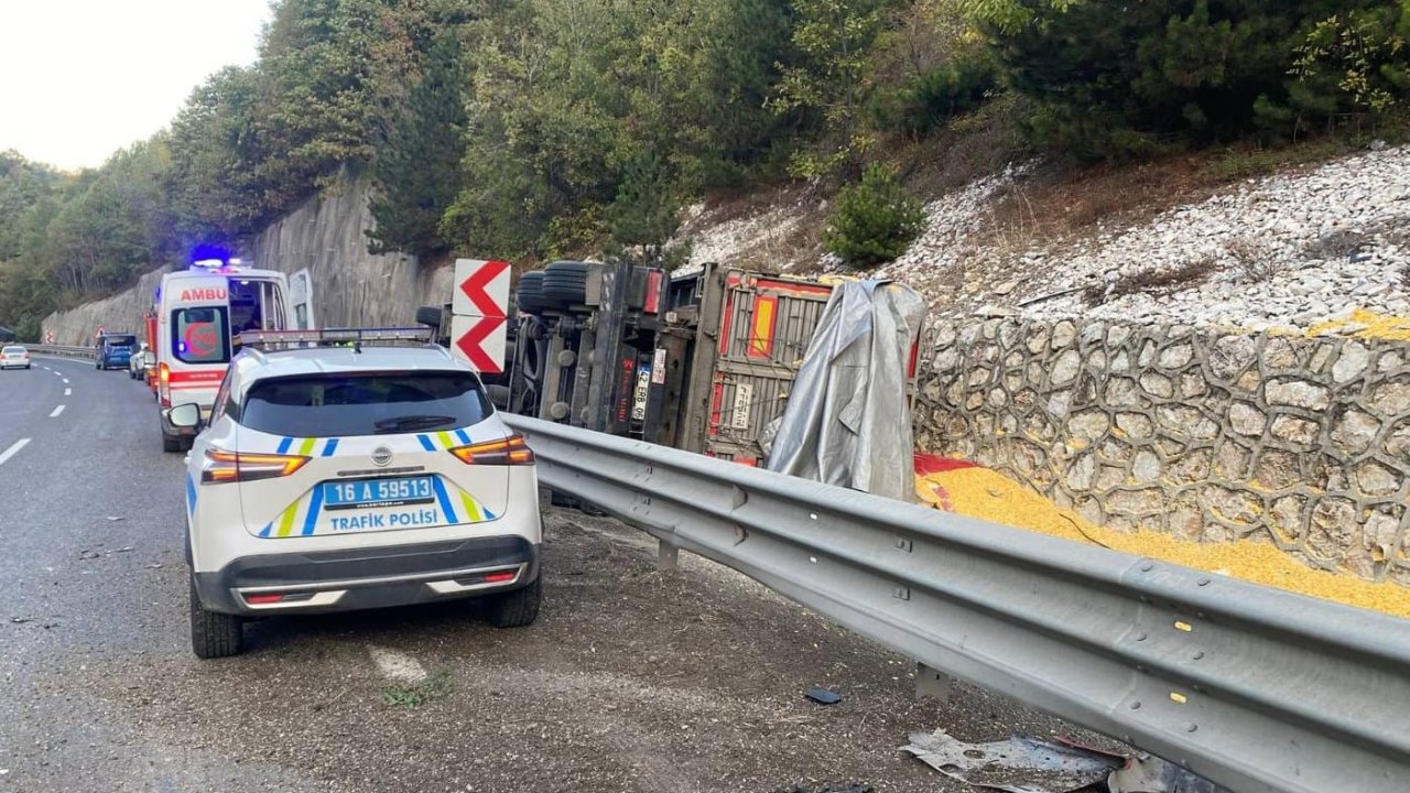 İnegöl&#039;de yem yüklü TIR devrildi, sürücü ile eşi yaralandı