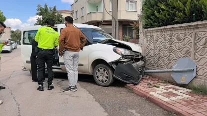 Kazada savrulan hafif ticari araç ile otomobil, site duvarına çarptı