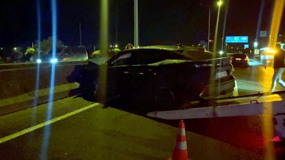 Kontrolden çıkan otomobil önce kaldırıma ardından orta refüje çarptı