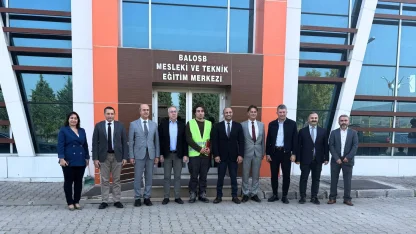 Lise öğrencisi Demir Çolak, Balıkesir’de bir okula rüzgar türbini ve güneş paneli kurdu