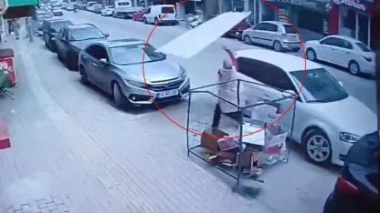 Lodosun çatıdan kopardığı sac levhanın altında kalmaktan son anda kurtuldu