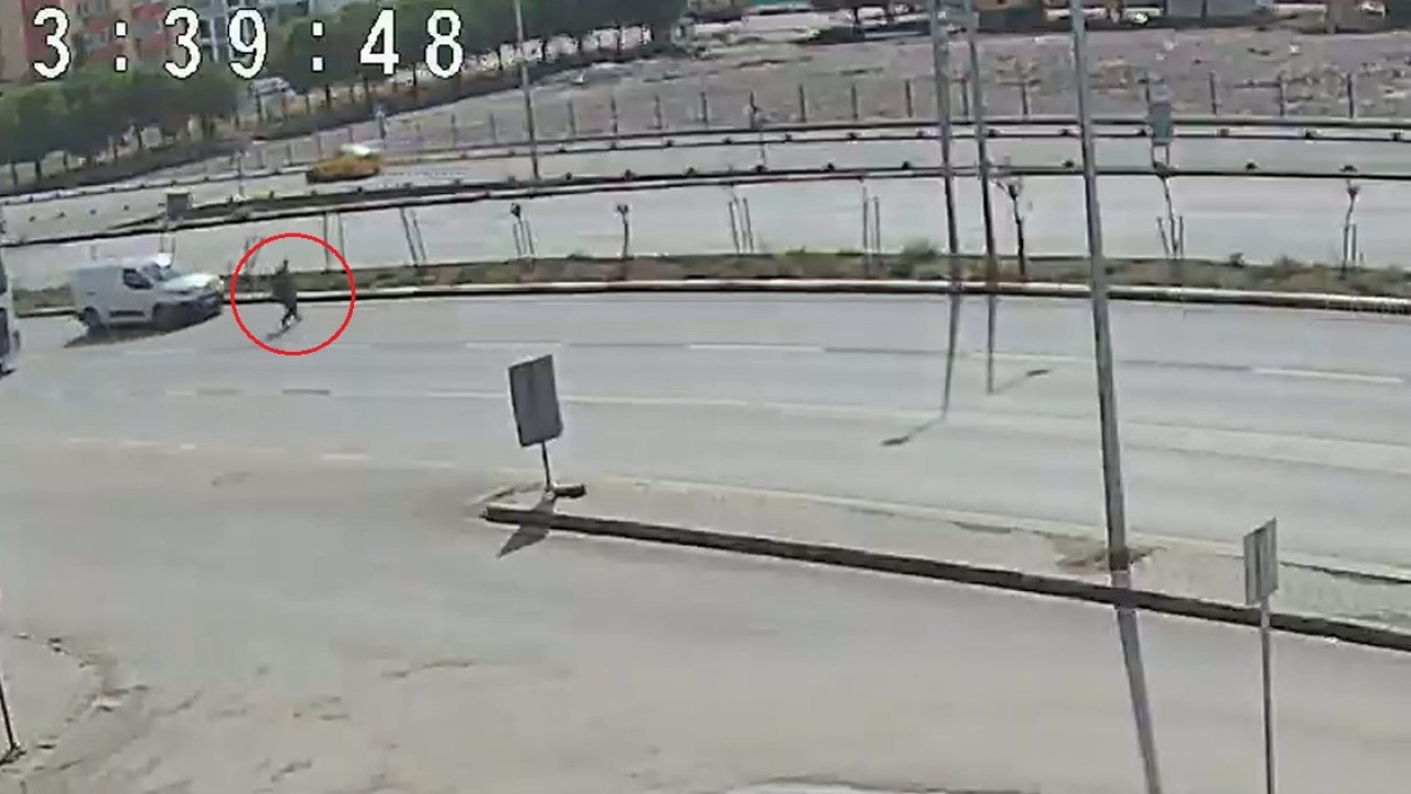 Maça yetişmek için üst geçidi kullanmayınca hafif ticari araç çarptı; kaza kamerada