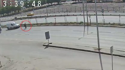 Maça yetişmek için üst geçidi kullanmayınca hafif ticari araç çarptı; kaza kamerada