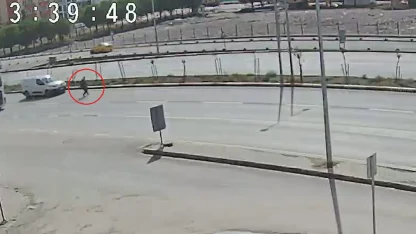 Maça yetişmek için üst geçidi kullanmayınca hafif ticari araç çarptı; kaza kamerada