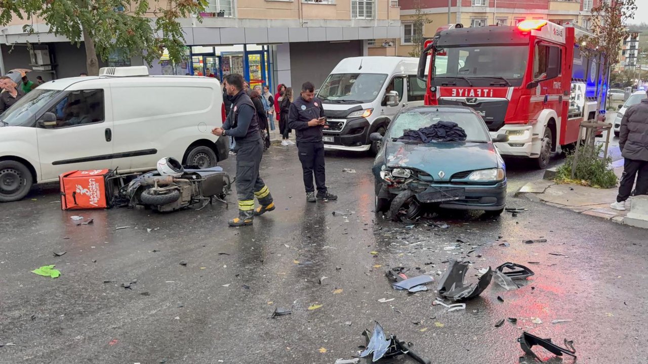 Motosiklet ile otomobilin çarpıştığı kaza kamerada; 2 yaralı