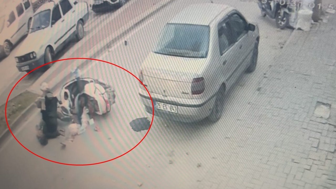 Motosiklet yayaya çarptı; 2 yaralı