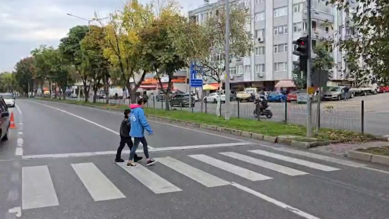 Motosikletin çarptığı yayanın yanından geçip yola devam ettiler
