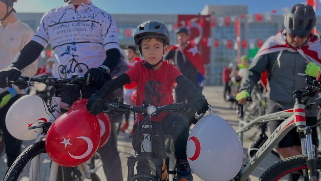 Nilüfer’de Cumhuriyet coşkusu pedallarla sokaklara taşındı