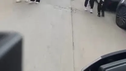 Okul önünde motosikletle tehlikeli yolculuğunu kask kamerasıyla kaydetti