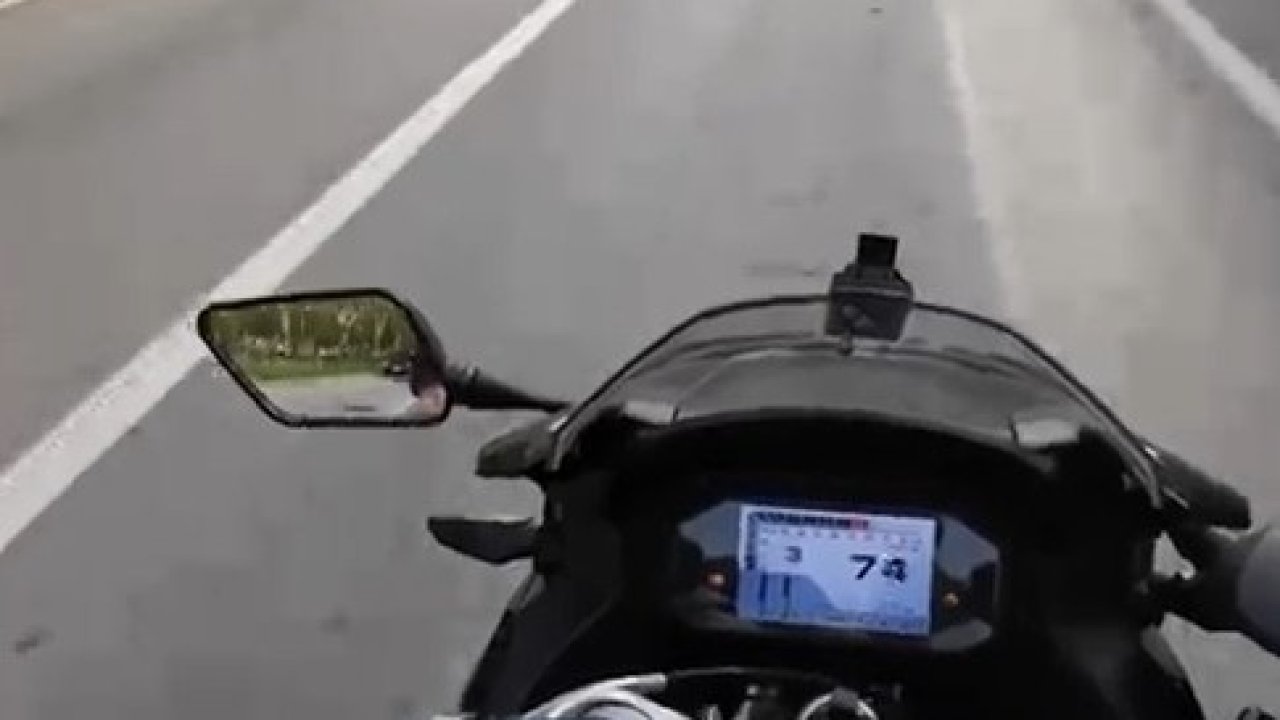 Önüne ani manevra yapan otomobilin dikiz aynasını kırdı