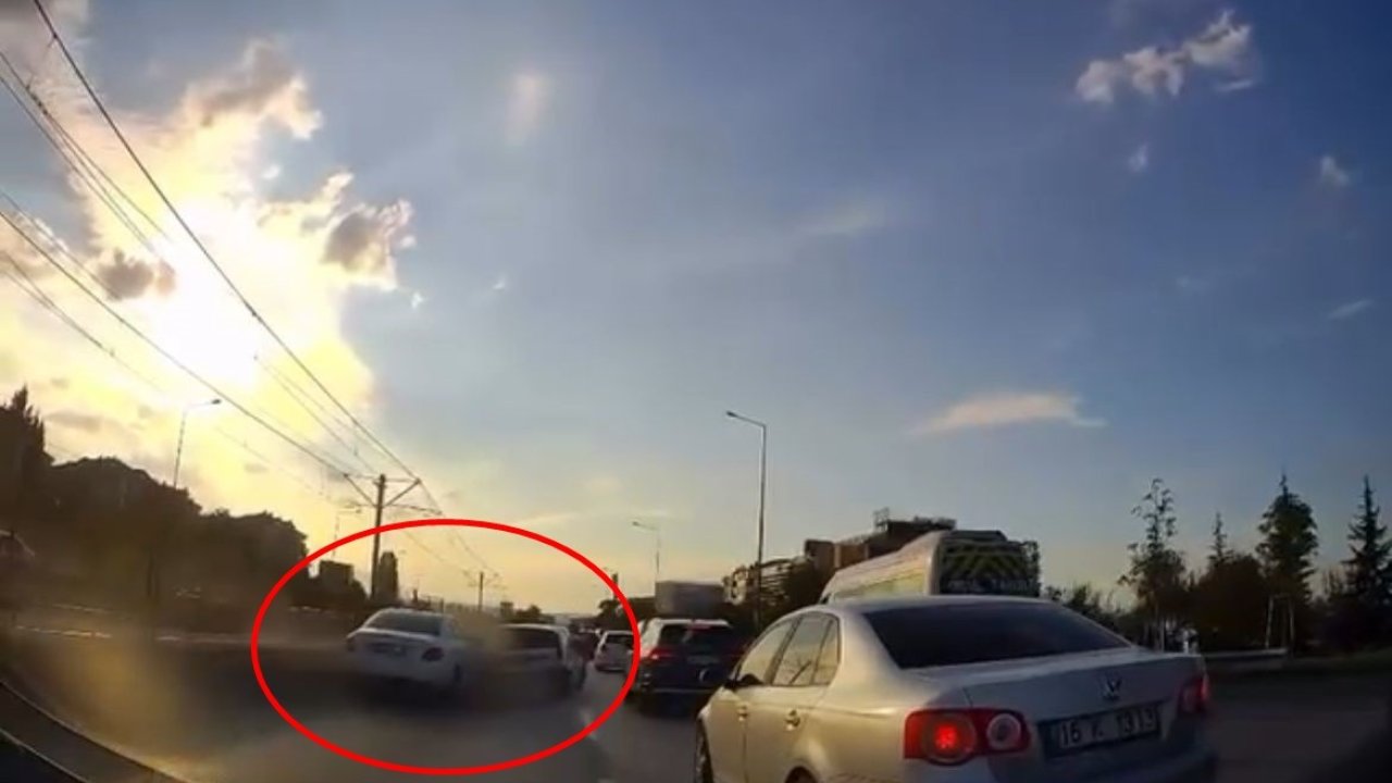 Otomobil, 4 otomobil ile motosiklete çarptı; o anlar kamerada