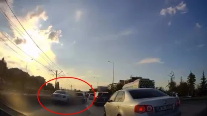 Otomobil, 4 otomobil ile motosiklete çarptı; o anlar kamerada