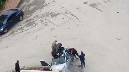Otomobili, husumetli olduğu ailenin üzerine sürdü; o anlar kamerada