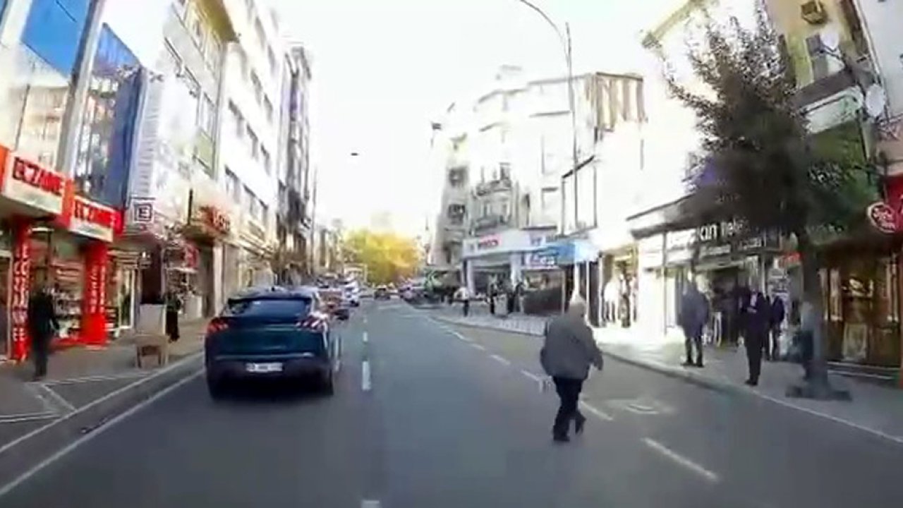 Otomobilin altında kalmaktan son anda kurtuldu; o anlar kamerada