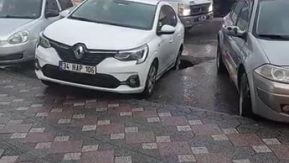 Otomobilin arka tekeri göçüğün içinde kaldı