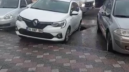 Otomobilin arka tekeri göçüğün içinde kaldı