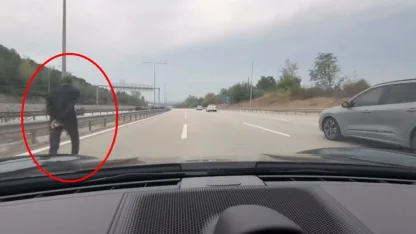Otoyolda yürüyen yaya, sürücünün dikkati sayesinde kurtuldu; o anlar kamerada