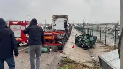 Park halindeki TIR ile elektrik panosuna çarpan otomobilin sürücüsü ağır yaralandı