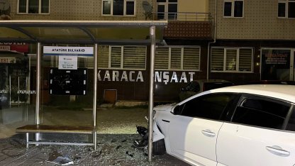 Polisten kaçan alkollü sürücü, yolcu durağına çarptı