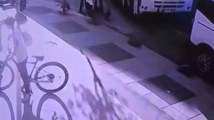 Servis aracı şoförünün motokuryeye tekme ve yumruklu saldırısı kamerada