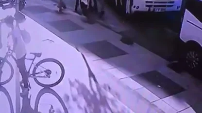 Servis aracı şoförünün motokuryeye tekme ve yumruklu saldırısı kamerada