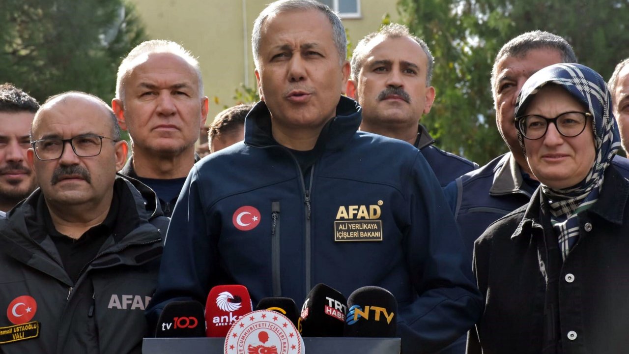 Sındırgı’da 6.1’lik depremde yıkılan ve hasar gören binalar havadan görüntülendi
